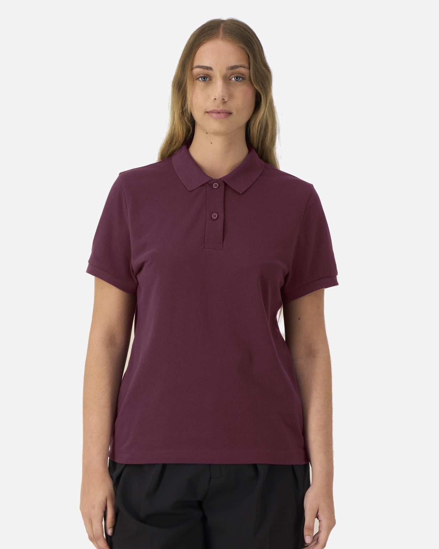 Polo femme Stella Coaster porté, coloris Deep Plum