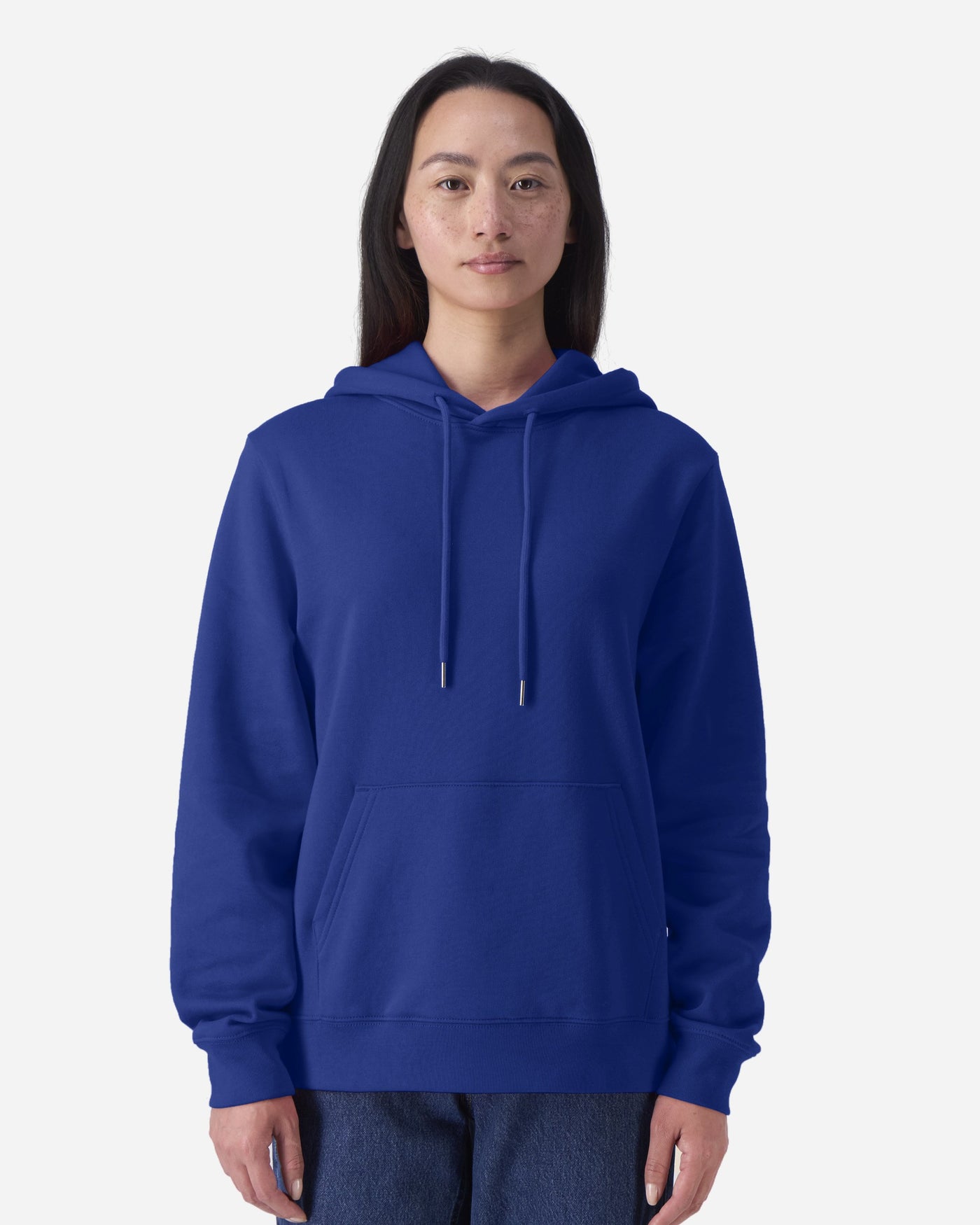Sweat à capuche femme Stella Gamechanger porté, coloris Worker Blue