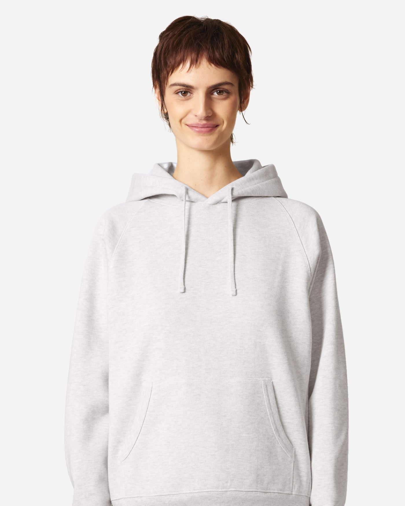 Sweat à capuche unisexe Striker porté, coloris Cool Heather Grey