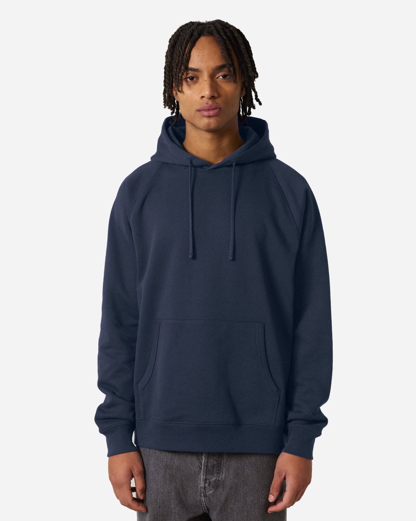 Sweat à capuche unisexe Striker porté, coloris French Navy
