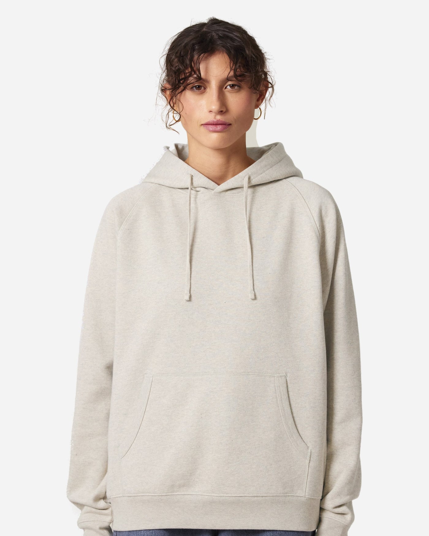Sweat à capuche unisexe Striker porté, coloris Heather Haze