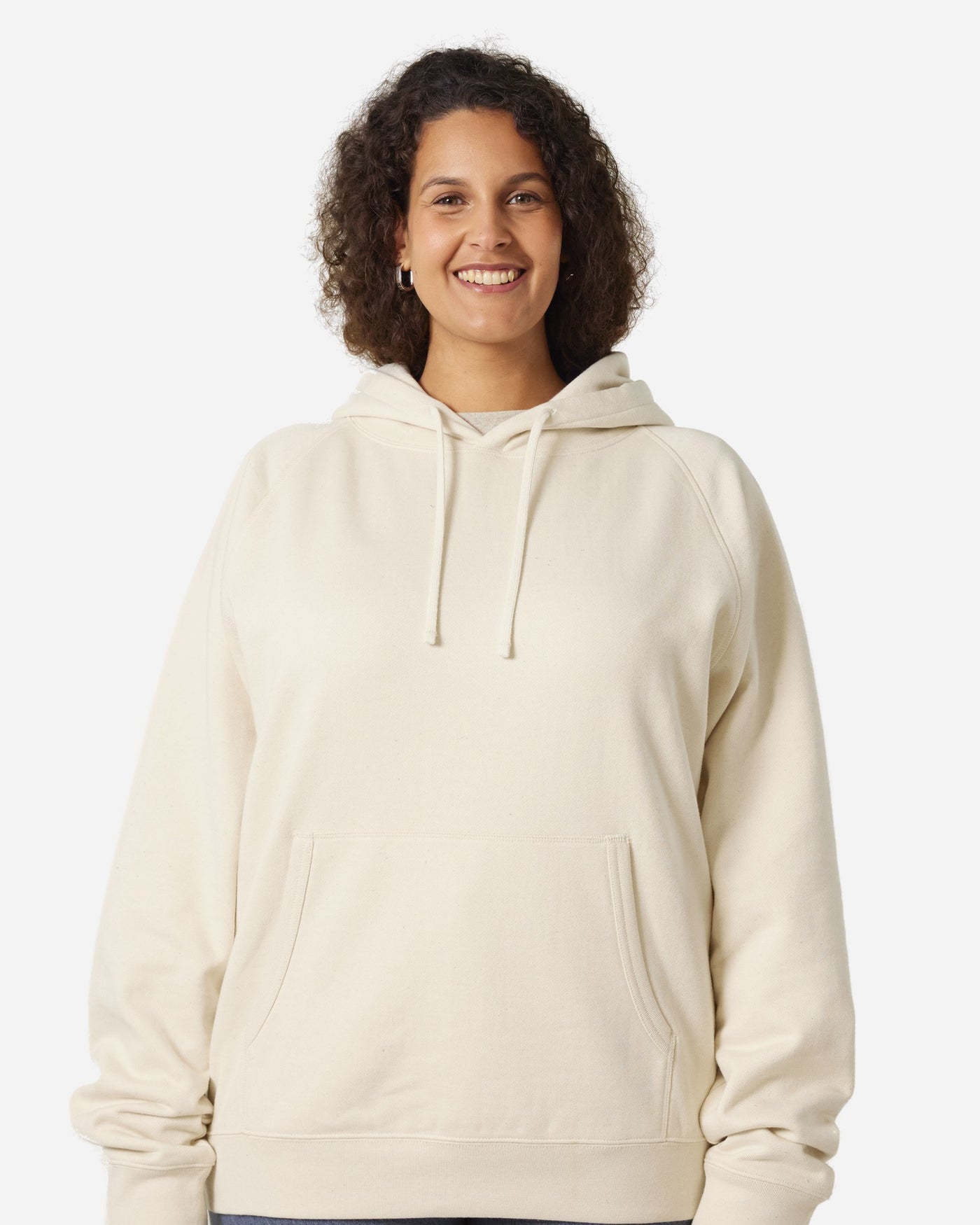 Sweat à capuche unisexe Striker porté, coloris Natural Raw