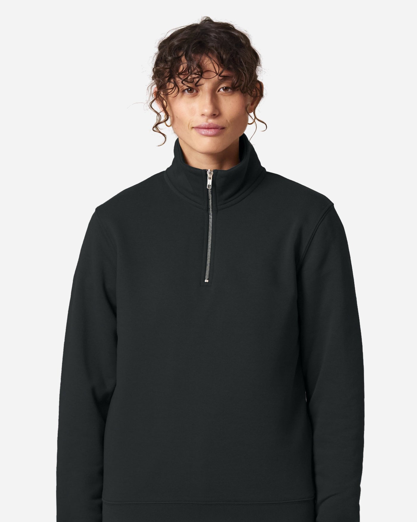 Sweat col zippé unisexe Trucker 2.0 porté, coloris Black