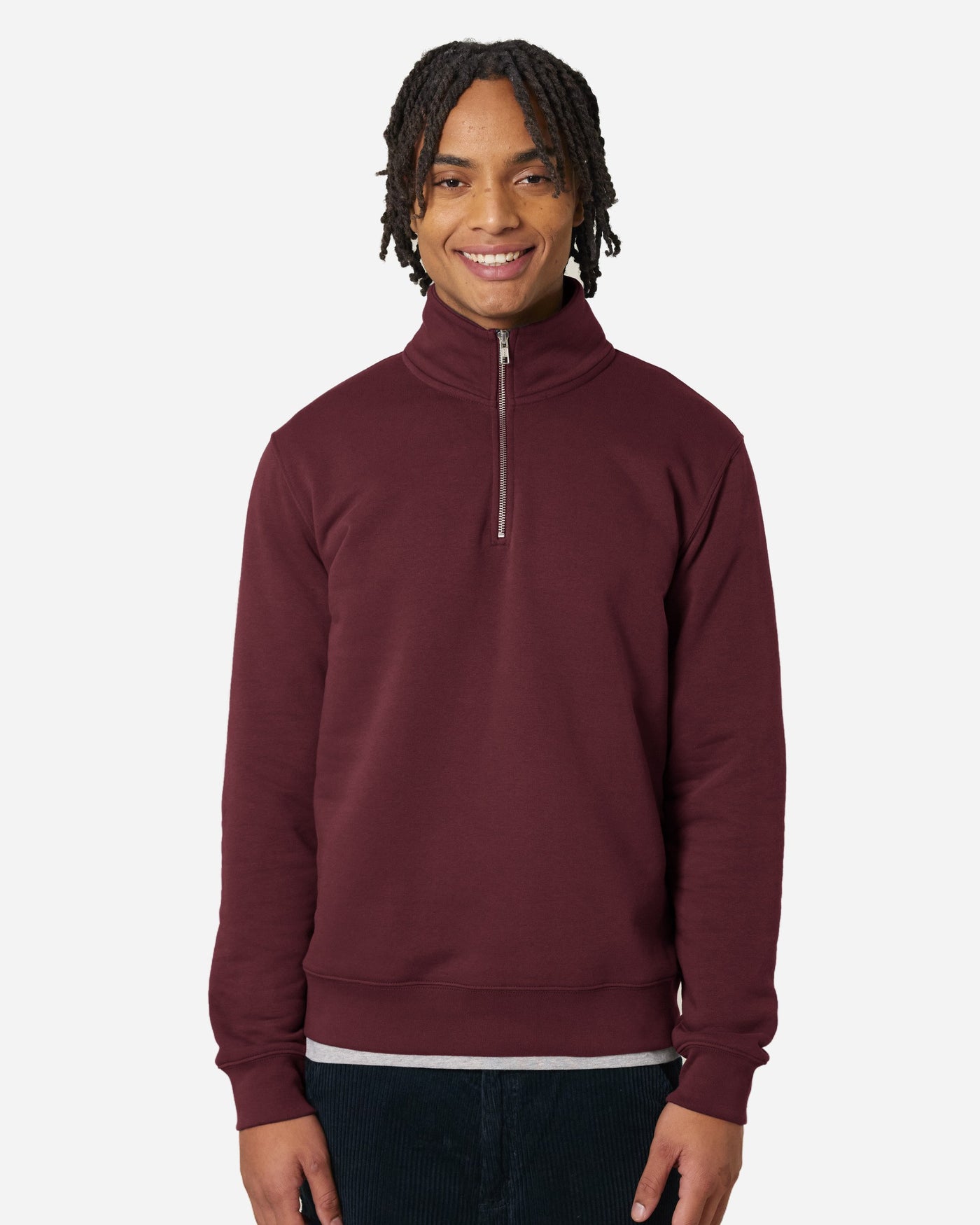Sweat col zippé unisexe Trucker 2.0 porté, coloris Burgundy