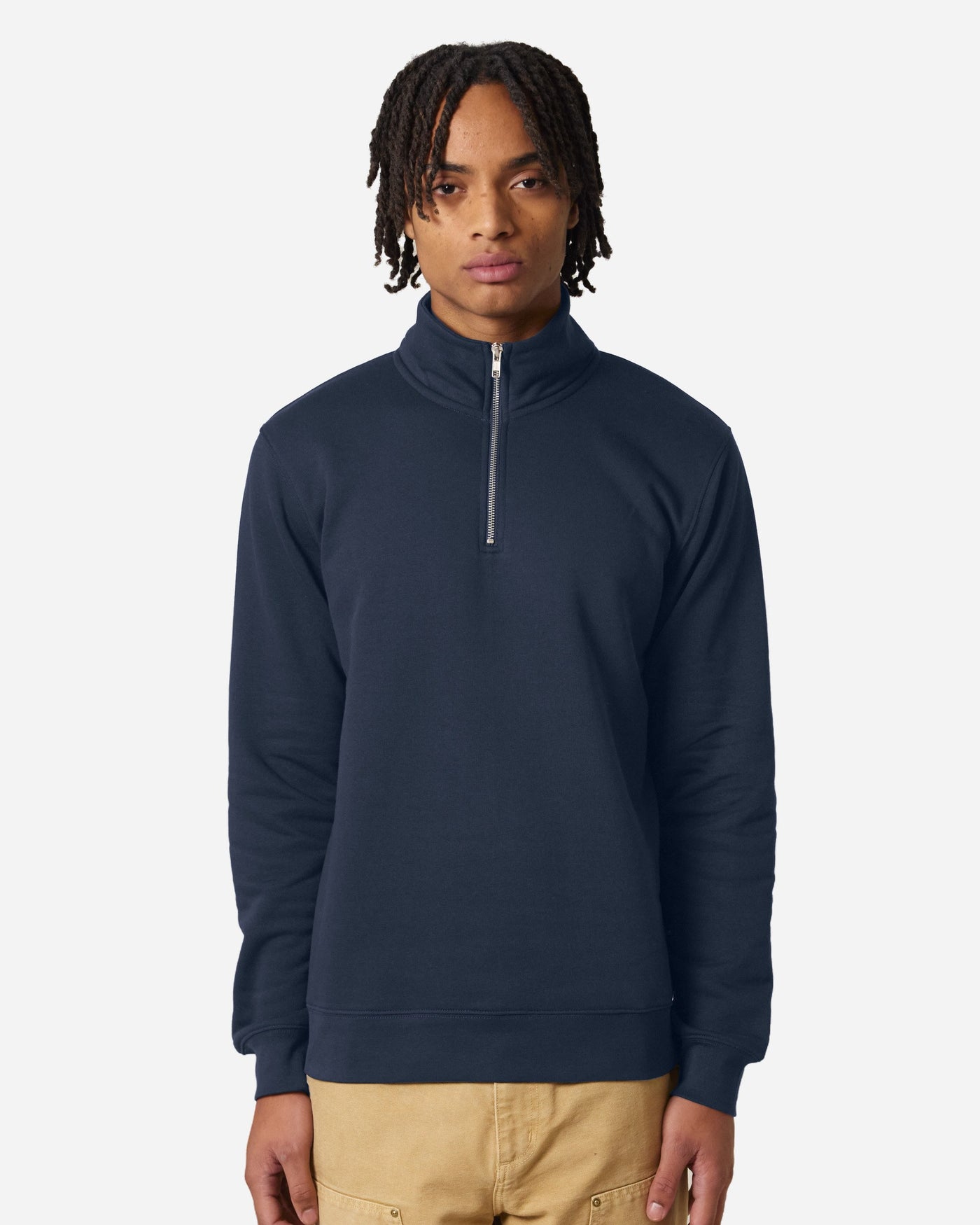 Sweat col zippé unisexe Trucker 2.0 porté, coloris French Navy